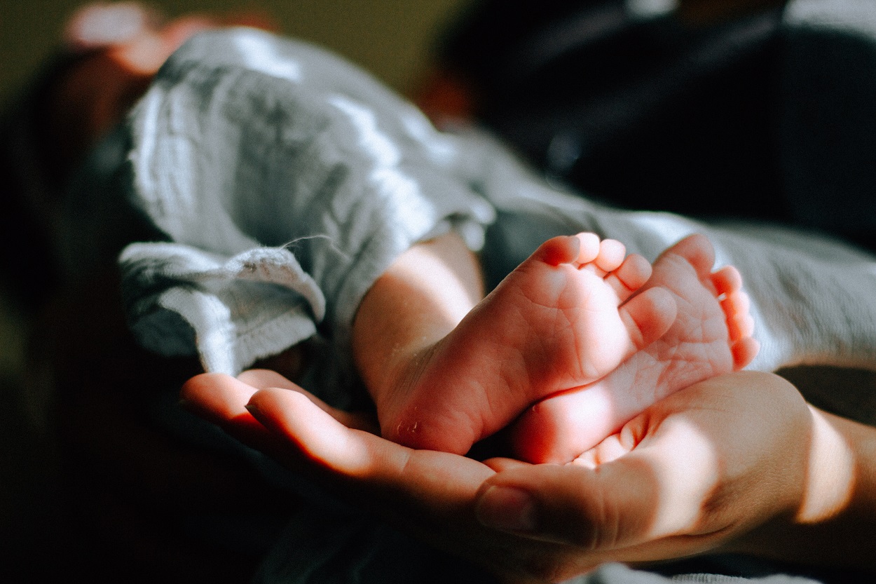 Imagen de archivo de un bebé sostenido por su madre. Omar Lopez