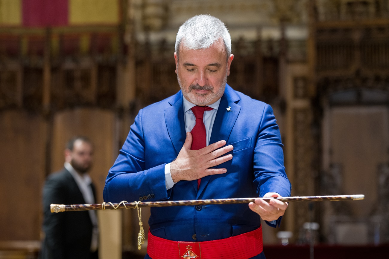 El nuevo alcalde de Barcelona, Jaume Collboni (PSC), sostiene el bastón de mando en la sesión de constitución del Ayuntamiento de Barcelona