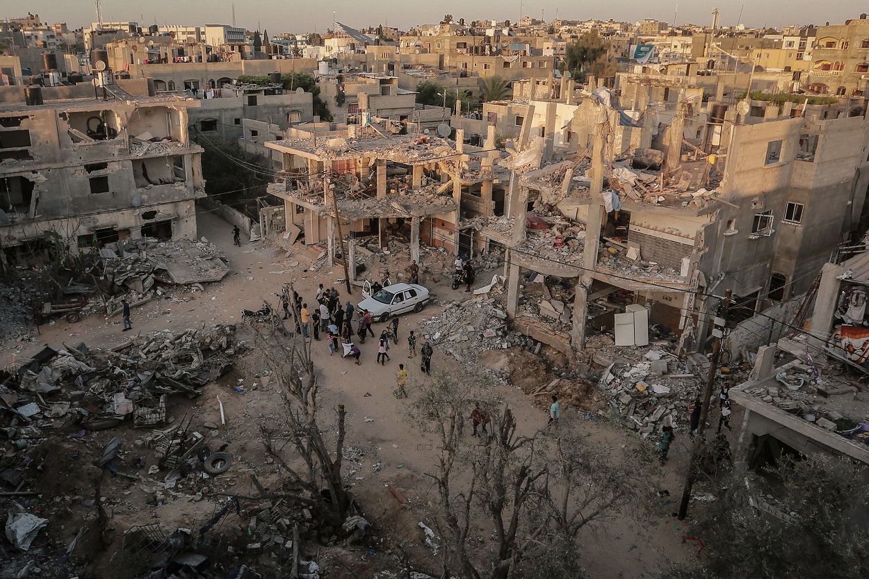 Palestinos entre los escombros de sus casas destruidas en la ciudad de Beit Hanoun. Mohamed Talatene/EP.