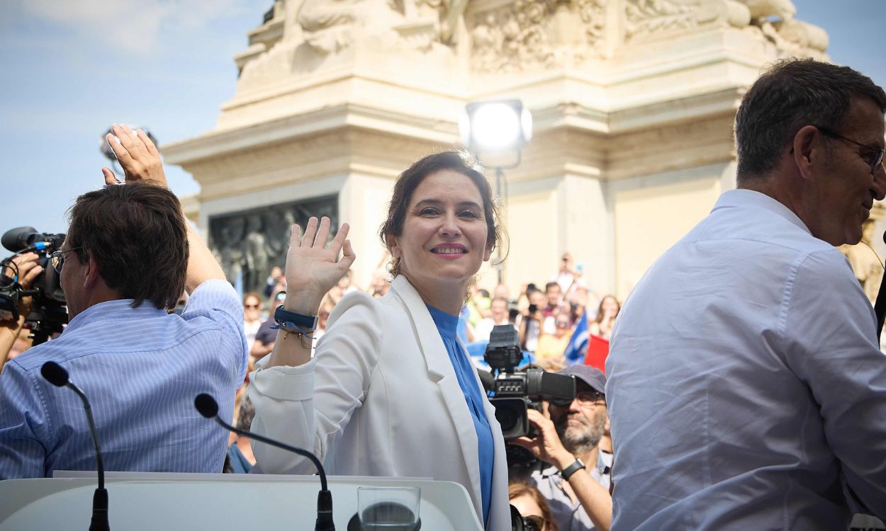 Isabel Díaz Ayuso, junto con José Luis Martínez Almeida y Alberto Núñez Feijóo, en un acto del PP. EP.