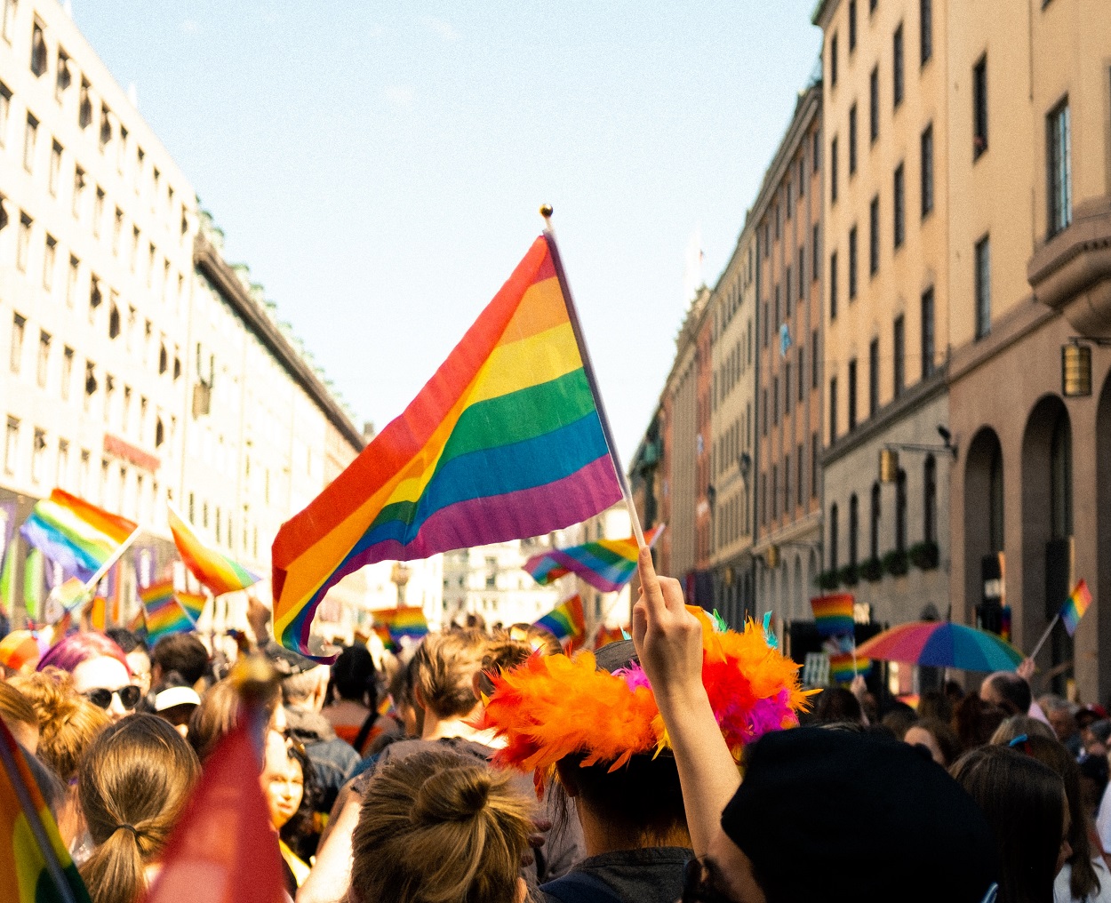 Una mujer sostiene la bandera LGTBIQ+. William Fonteneau