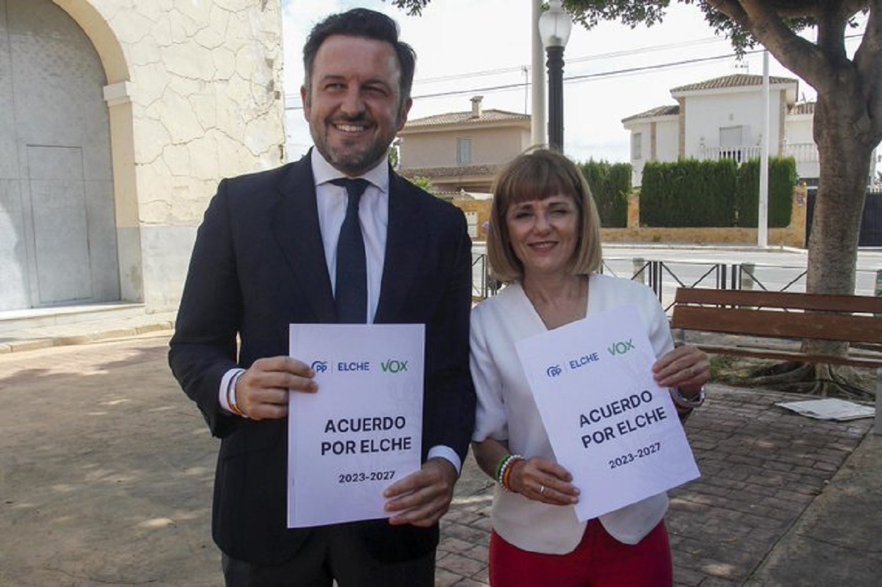 El alcalde de Elche Pablo Ruz (PP) junto a Aurora Rodil (Vox) durante la firma del acuerdo de investidura.