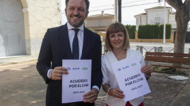 El alcalde de Elche Pablo Ruz (PP) junto a Aurora Rodil (Vox) durante la firma del acuerdo de investidura.
