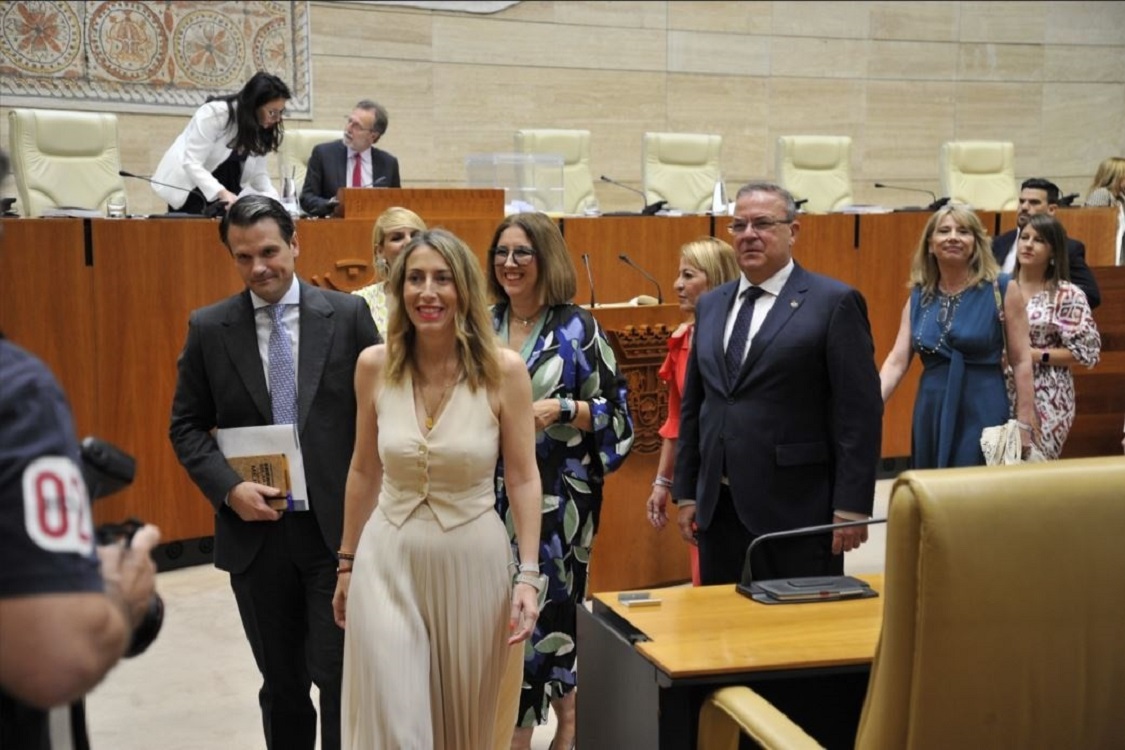 La presidenta del PP, María Guardiola, a su llegada al pleno de la Asamblea. EP.