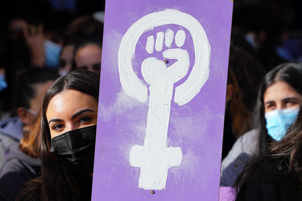Una alumna con un cartel feminista durante una marcha feminista. EP.