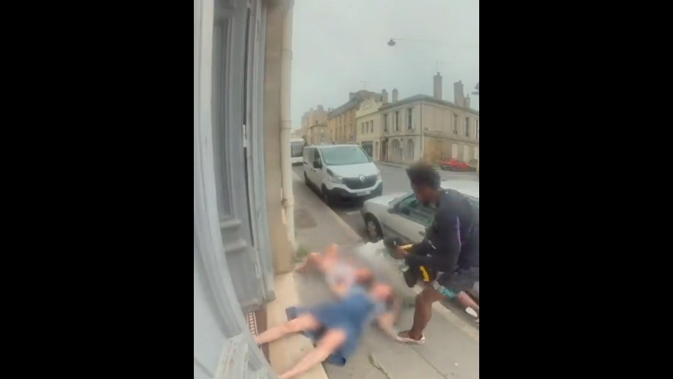 VÍDEO| Las brutales imágenes de un intento de secuestro a una niña, en presencia de su abuela, en Francia