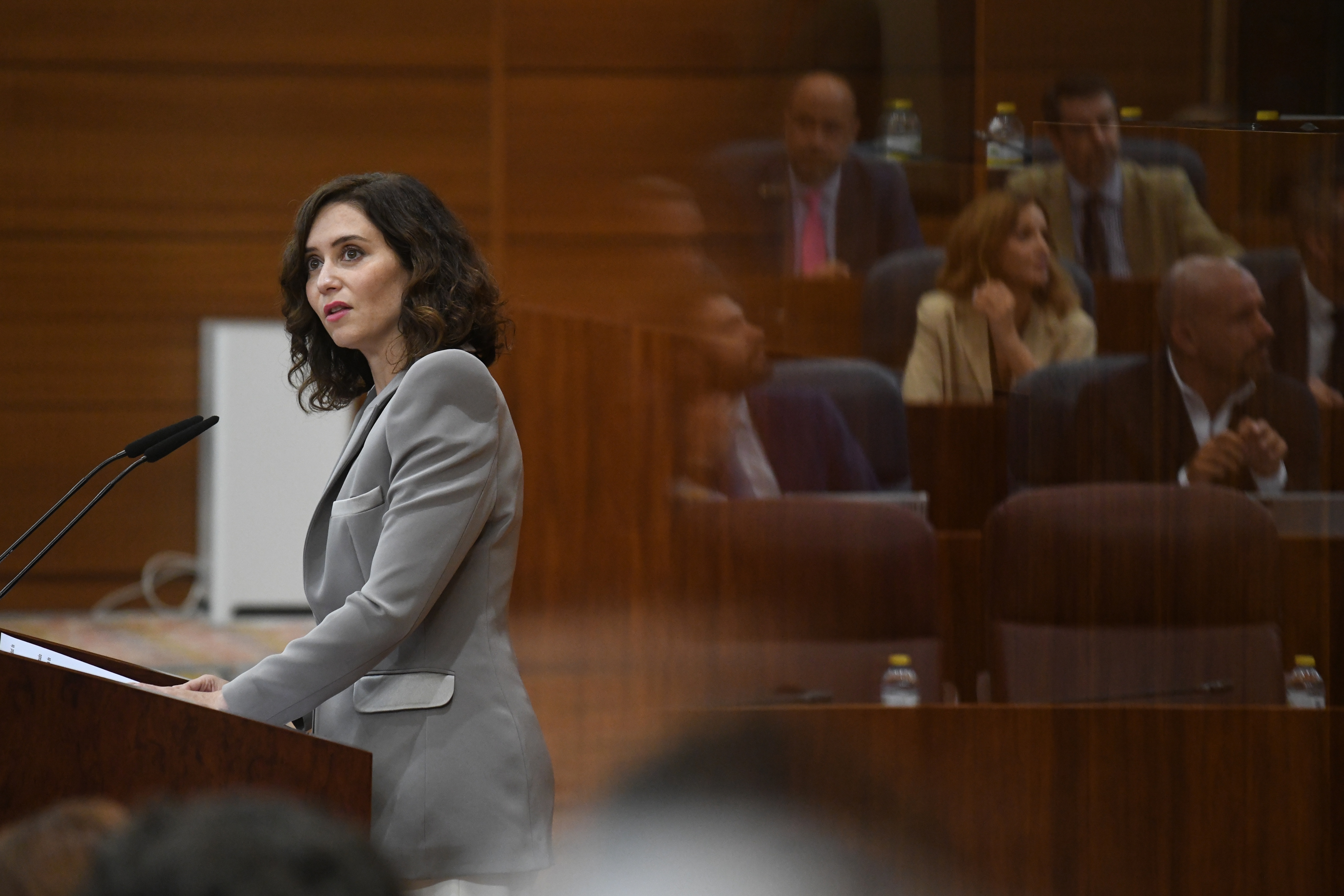 La presidenta de la Comunidad de Madrid, Isabel Díaz Ayuso, interviene durante el pleno de su investidura. Fernando Sánchez / Europa Press