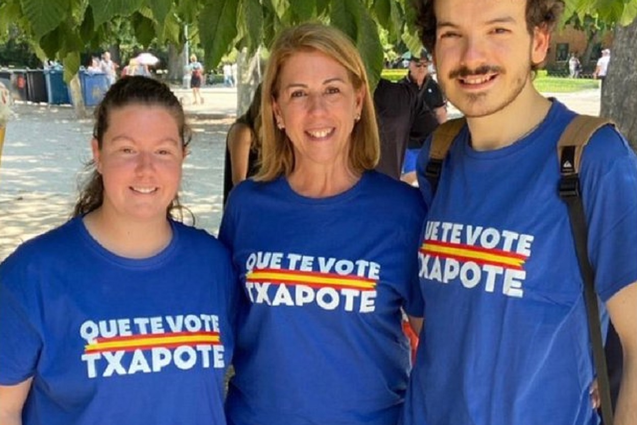 Polémicas camisetas de dirigentes del Partido Popular con el eslogan 'Que te vote Txapote'. Twitter.