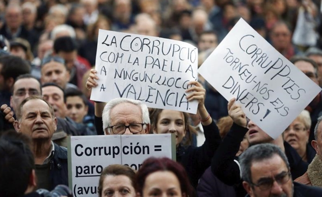 Miles de personas salen a las calles de Valencia contra la corrupción y para exigir justicia