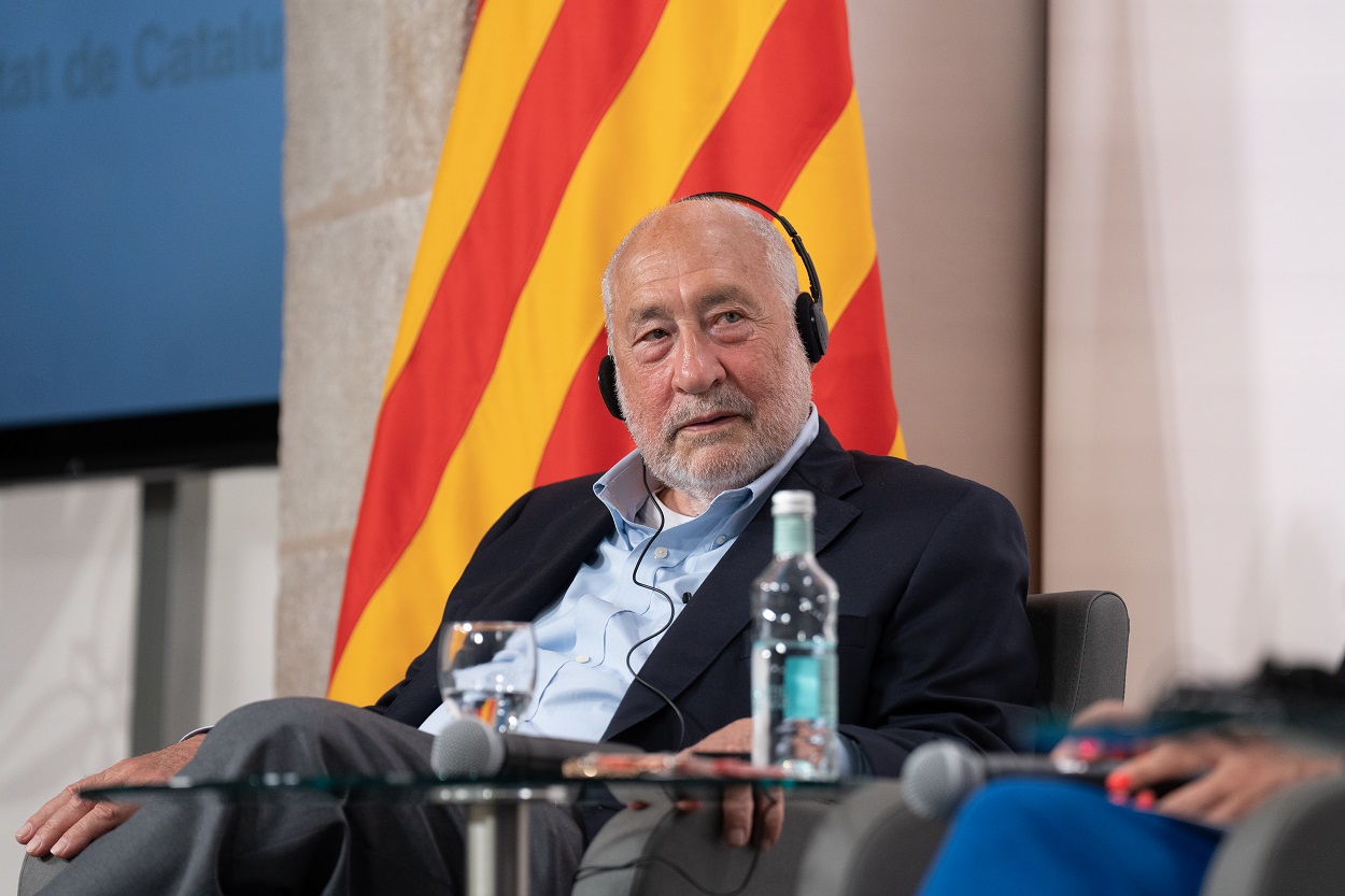 El economista estadounidense Joseph E. Stiglitz mantiene un encuentro con medios de comunicación, en el Palau de la Generalitat. David Zorrakino / EP