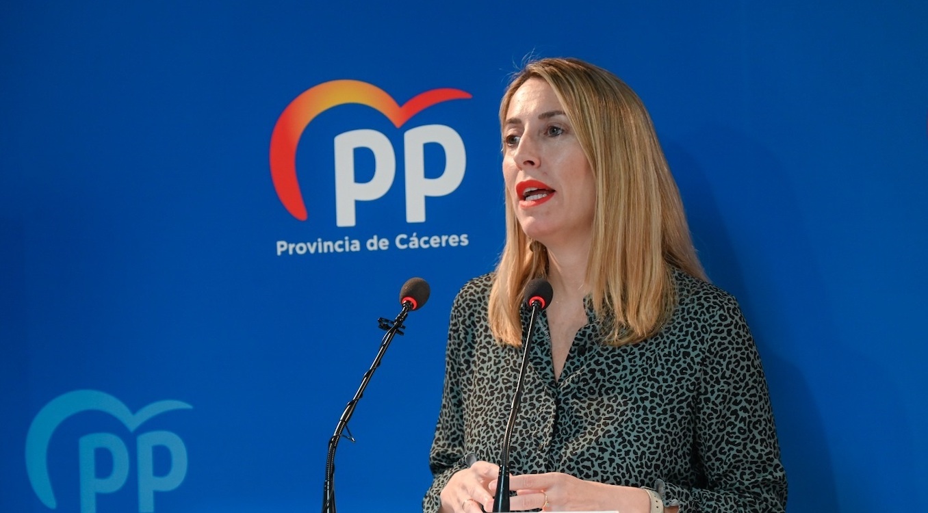 María Guardiola, presidente del PP en Extremadura, en una rueda de prensa. EP