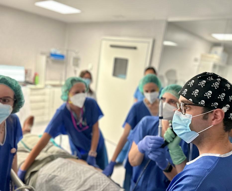 Un equipo médico hace uso de la Crio-EBUS (criobiopsia transbronquial mediastínica). 