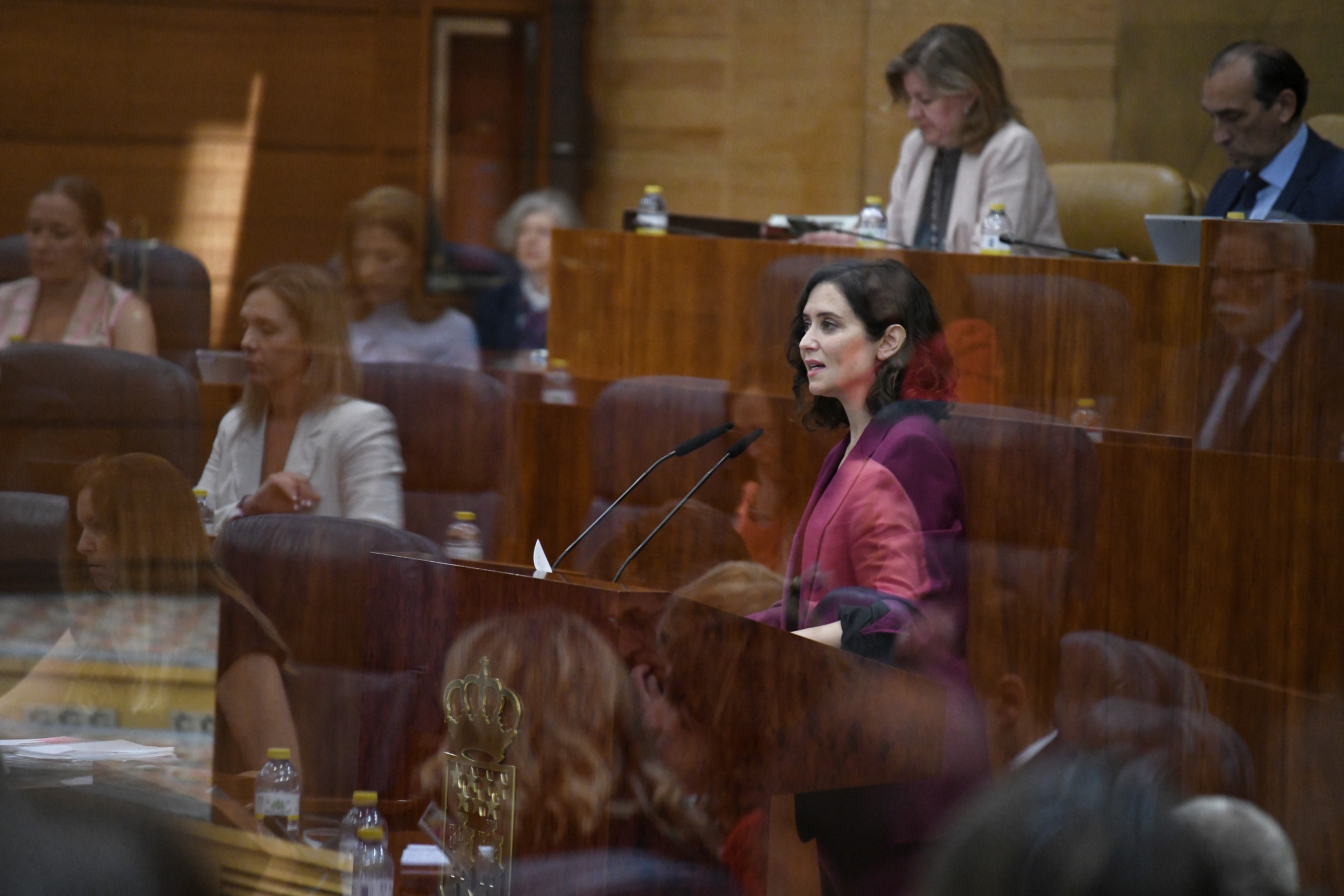La presidenta en funciones de la Comunidad de Madrid, Isabel Díaz Ayuso, interviene durante la segunda sesión del Pleno de investidura.  Fernando Sánchez / Europa Press
