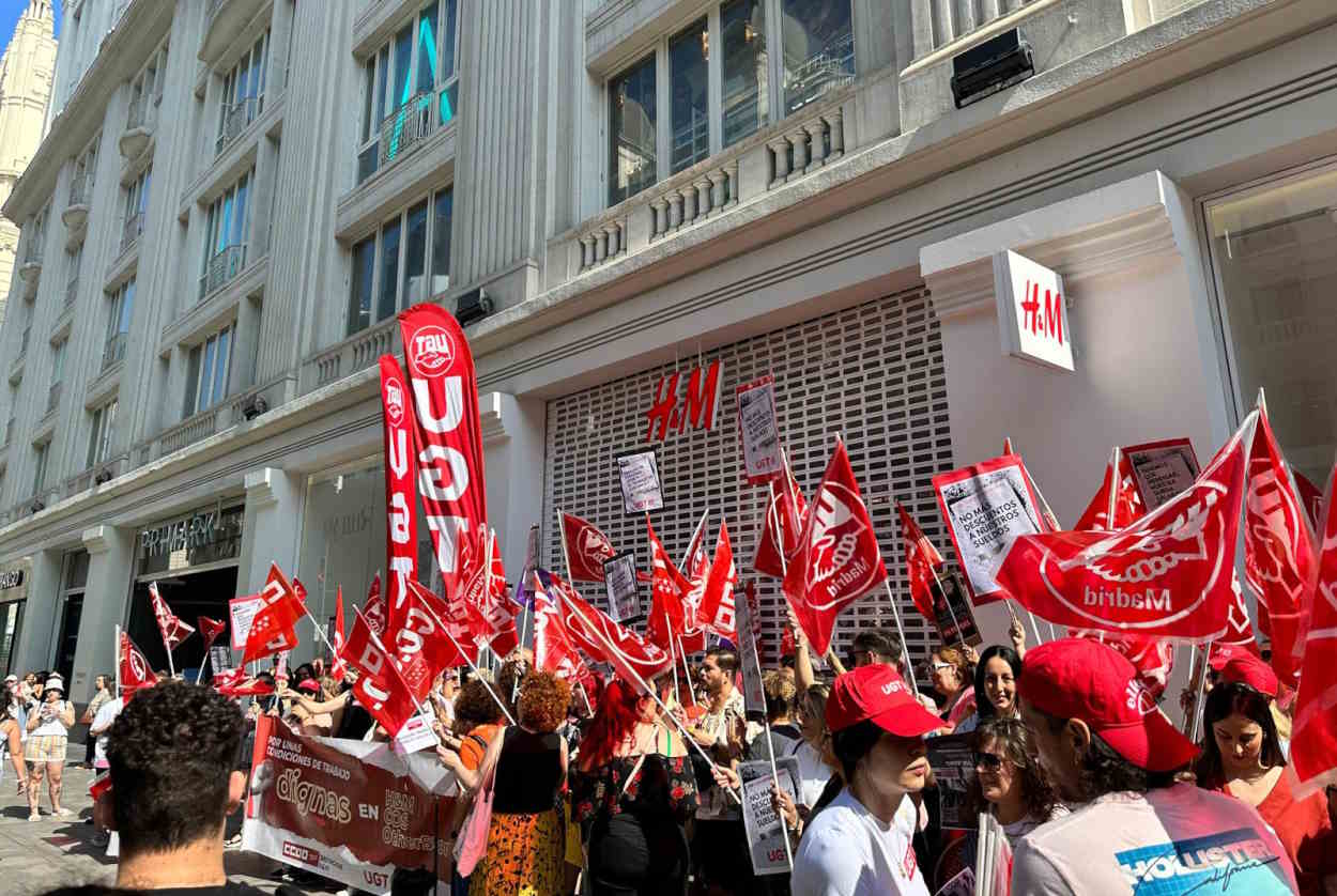 Manifestación de la plantilla de H&M ante la tienda cerrada de Gran Vía