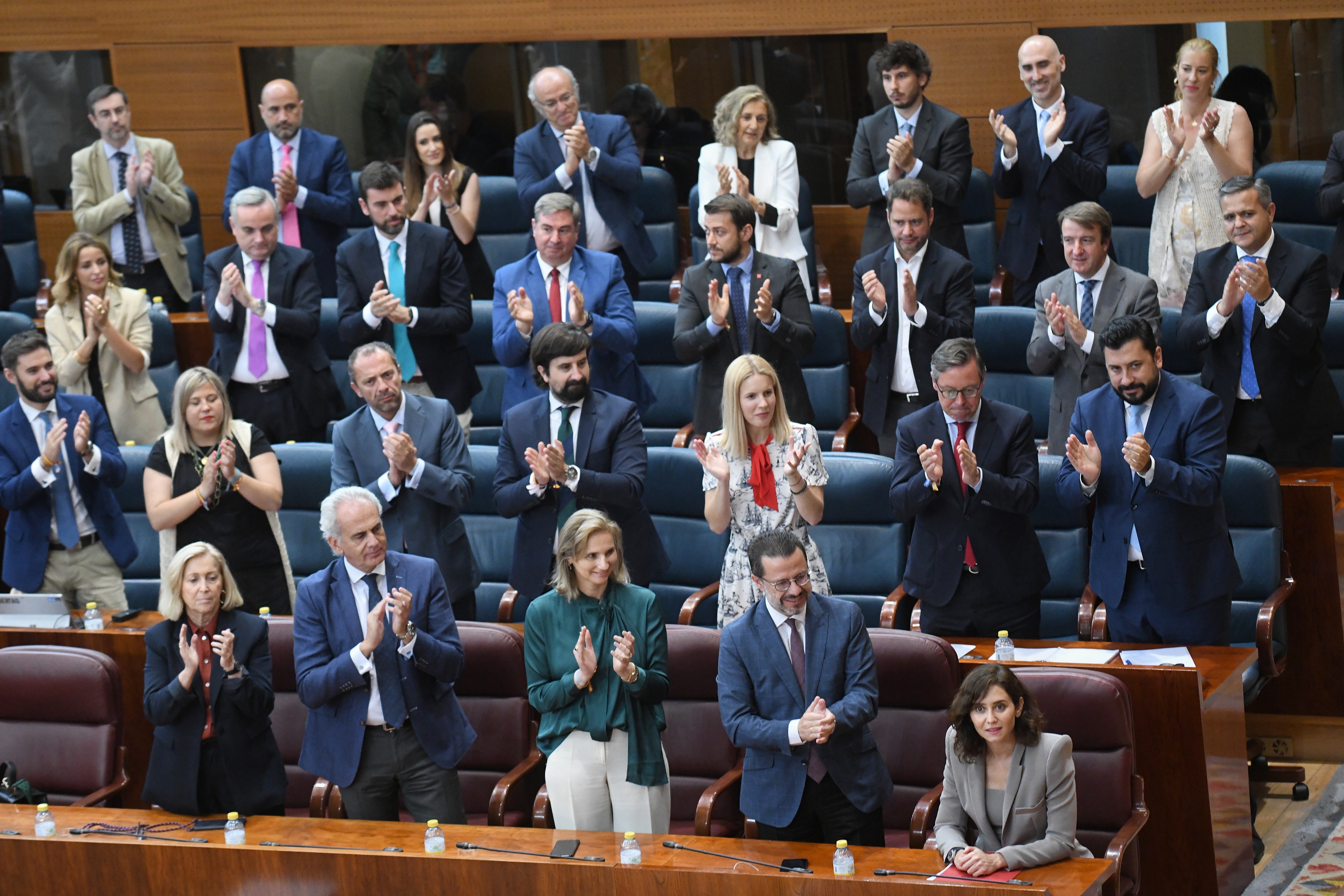 La presidenta en funciones de la Comunidad de Madrid, Isabel Díaz Ayuso, es aplaudida durante el pleno de su investidura. Fernando Sánchez / Europa Press