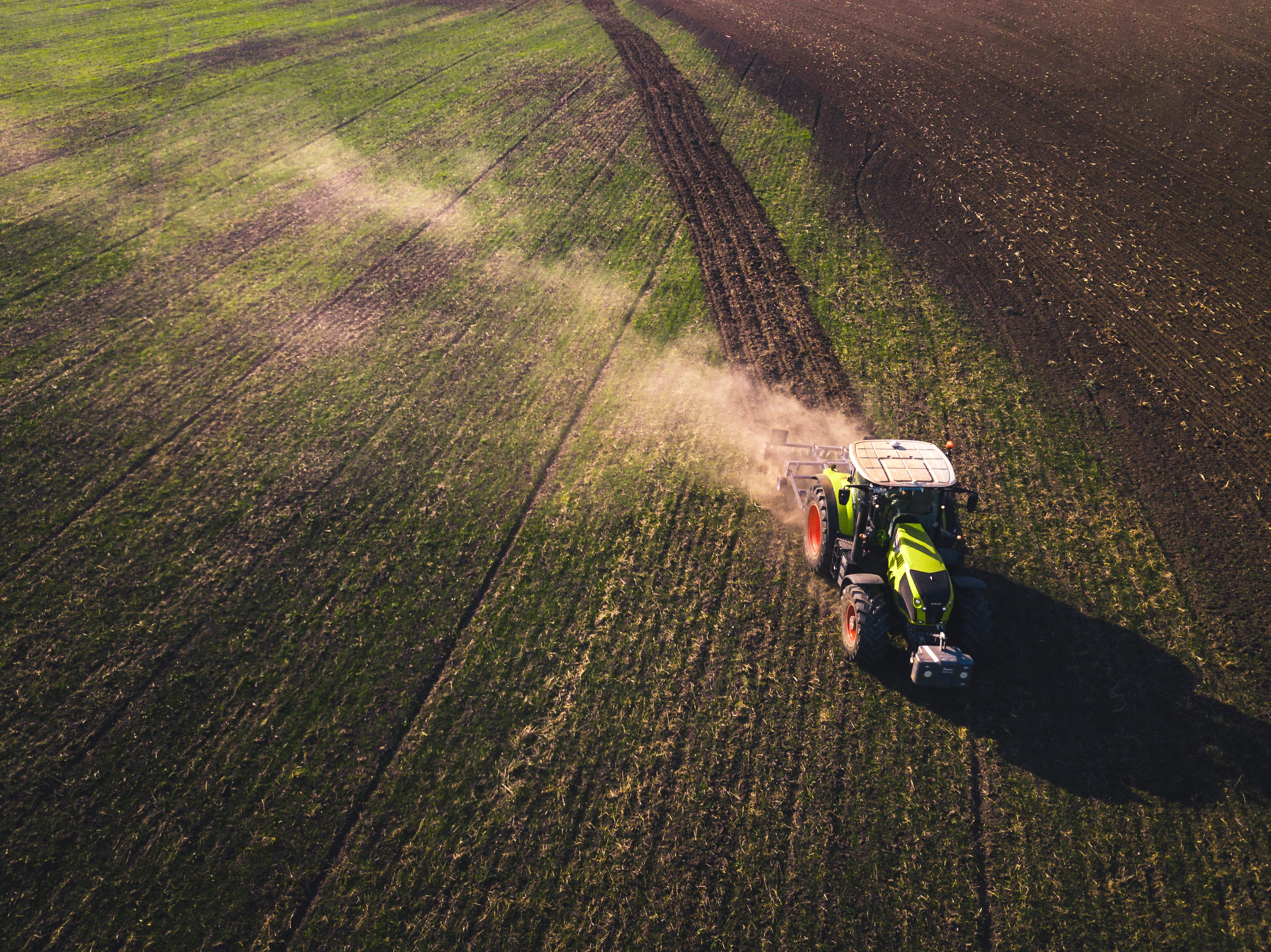 Huawei lidera el avance del 5G en la España rural. Fotografía de un tractor cosechando, de Chris Ensminger en Unsplash.