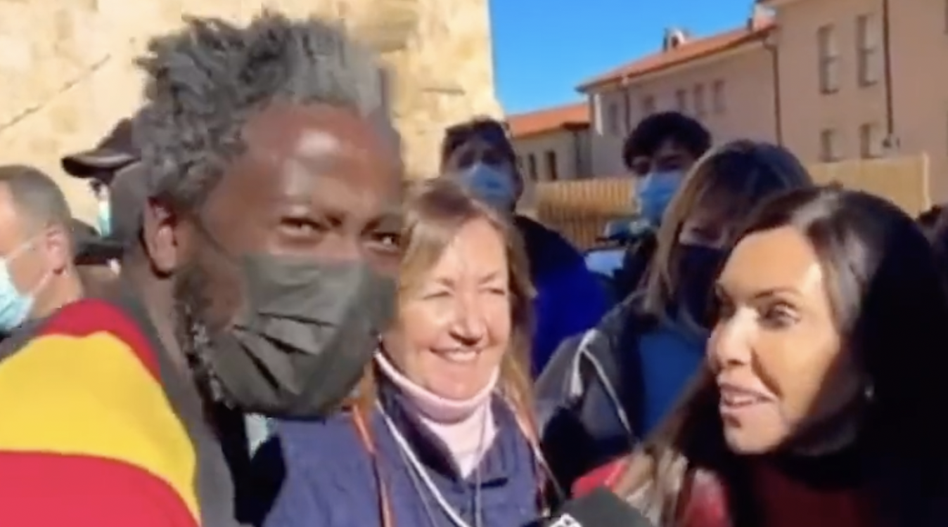 La presidenta de las Cortes de Aragón, con Bertrand Ndongo. EP