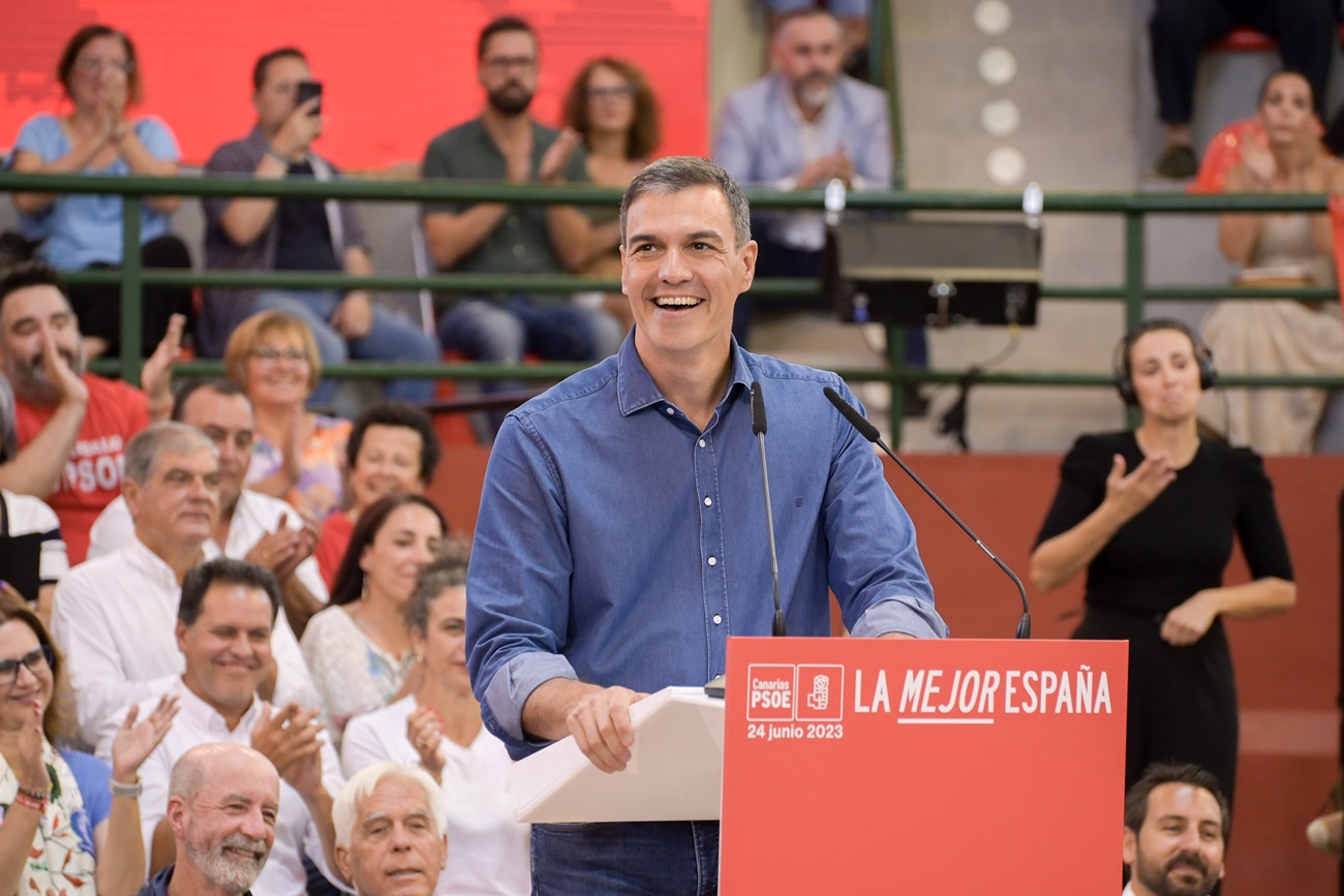 Pedro Sánchez en un acto en Tenerife este sábado en el que ha recordado a Alberto Núñez Feijóo que la violencia machista es injustificable siempre. 