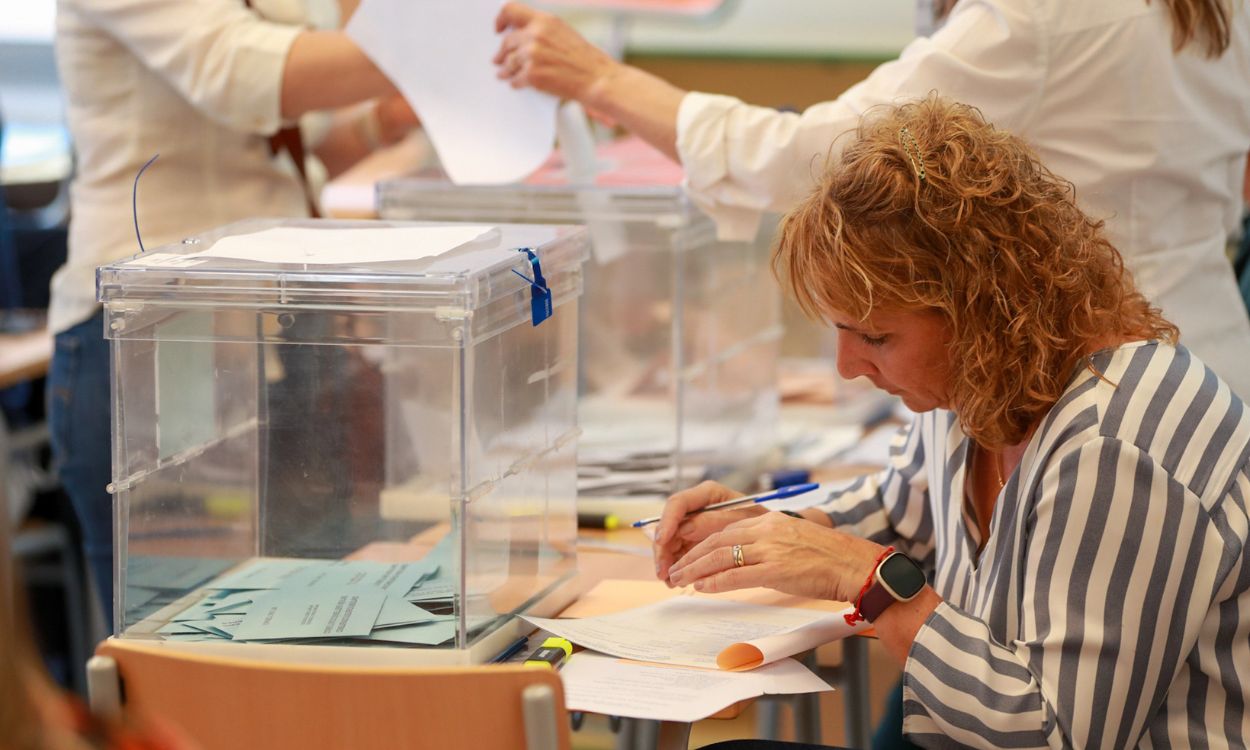 Una mesa electoral durante la jornada electoral del 28M en Palma, Mallorca. EP