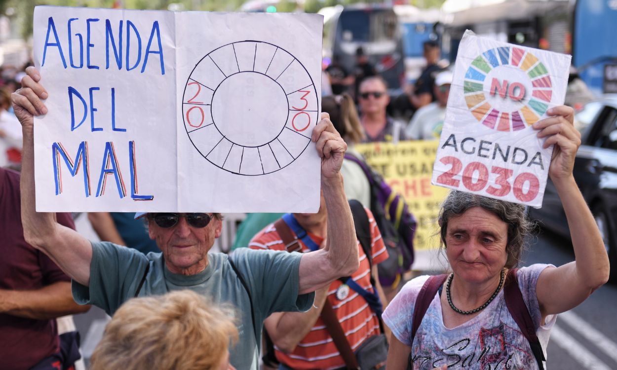 Manifestación negacionista contra la Agenda 2030 en Plaza de España, Madrid. EP