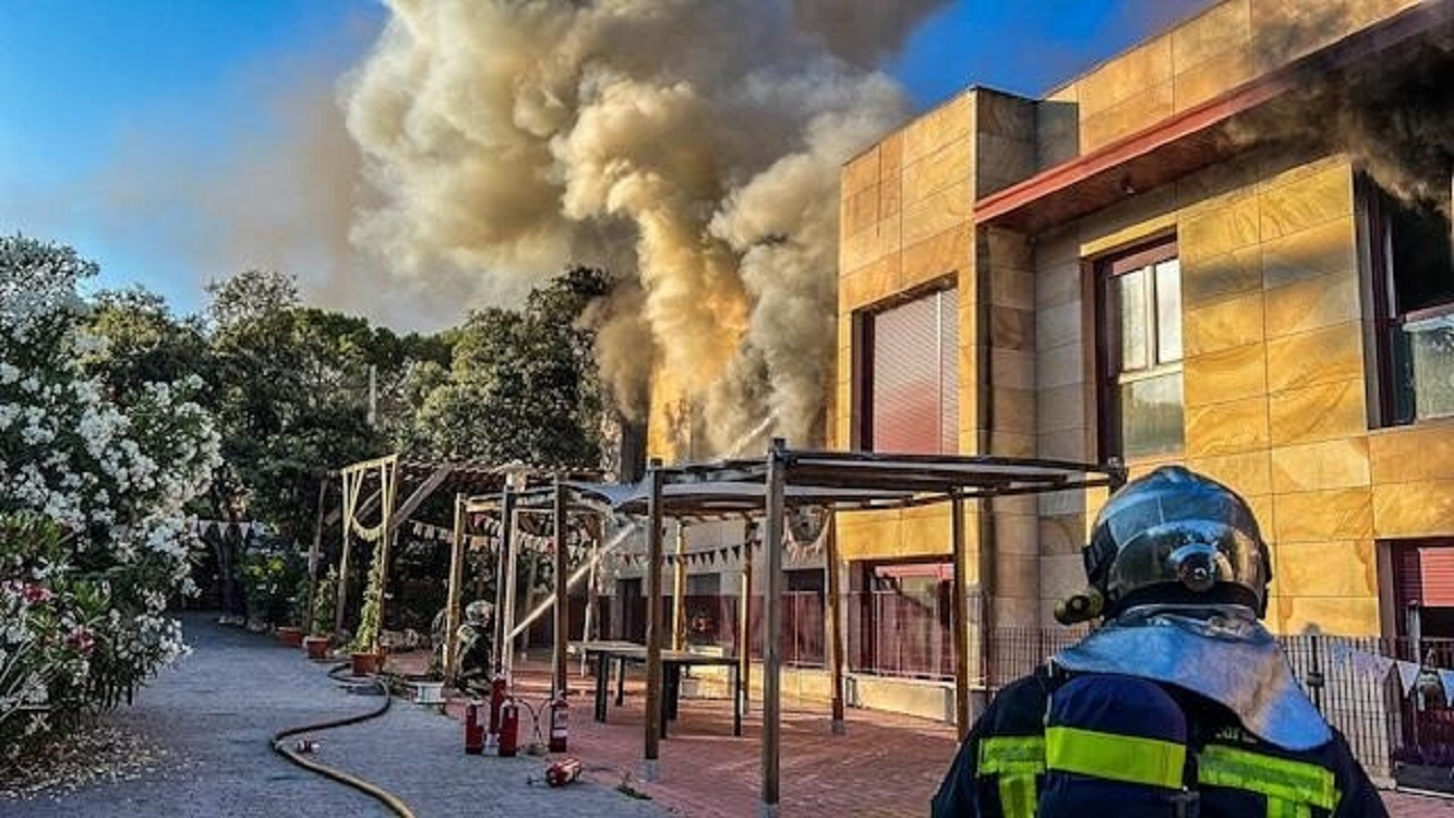 Bombermos de la Comunidad de Madrid trabajan en un incendio en la residencia San Francisco de Asís, en Torrelodones. EP.