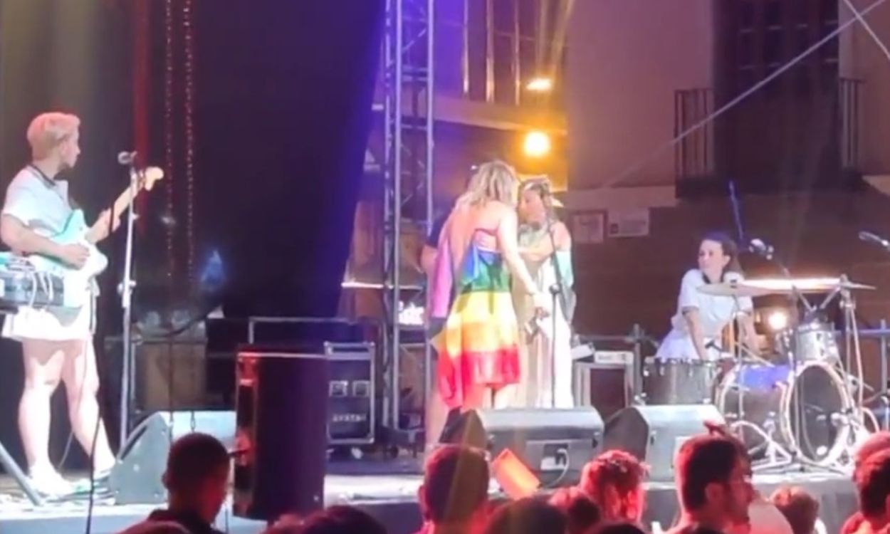 Rocío Saiz es tapada con una bandera LGTBI durante la actuación de este sábado en Murcia. Twitter