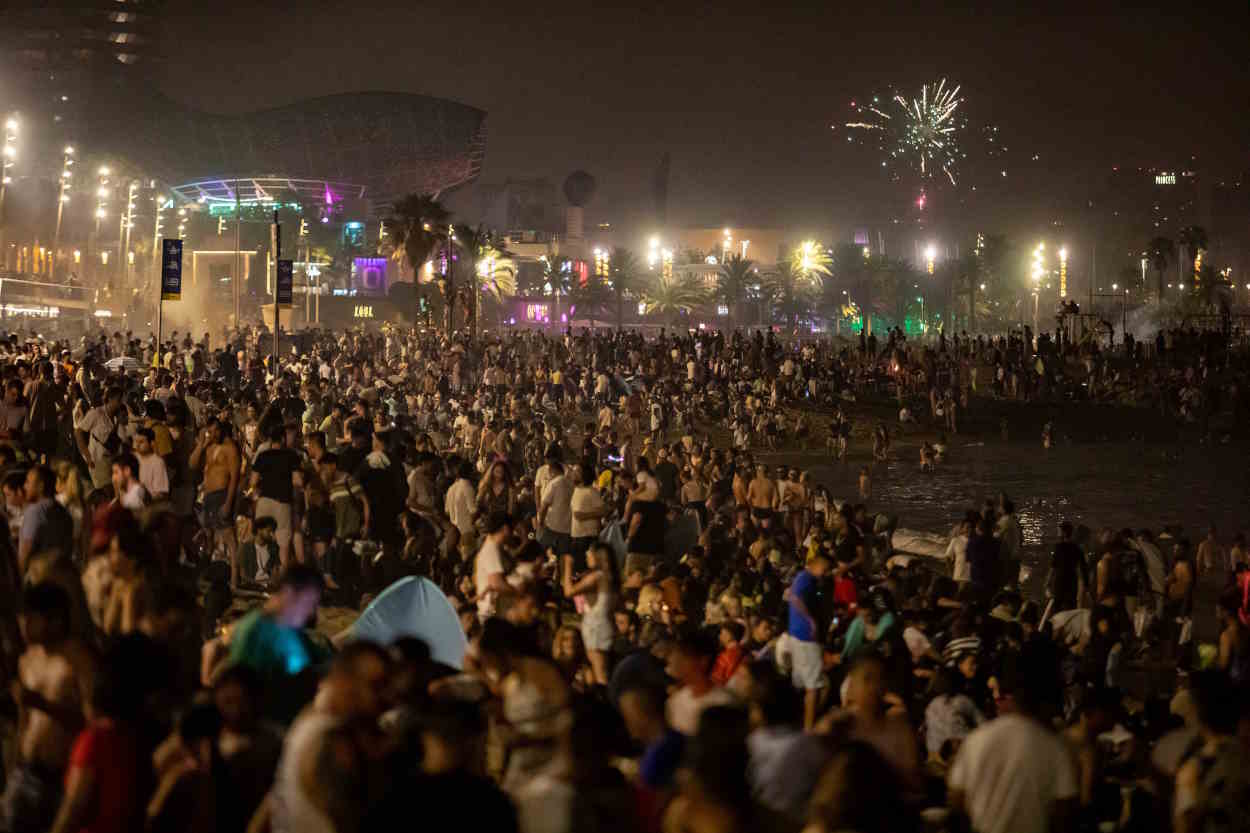 Miles de personas celebran la noche de San Juan en la playa de la Barceloneta. EP