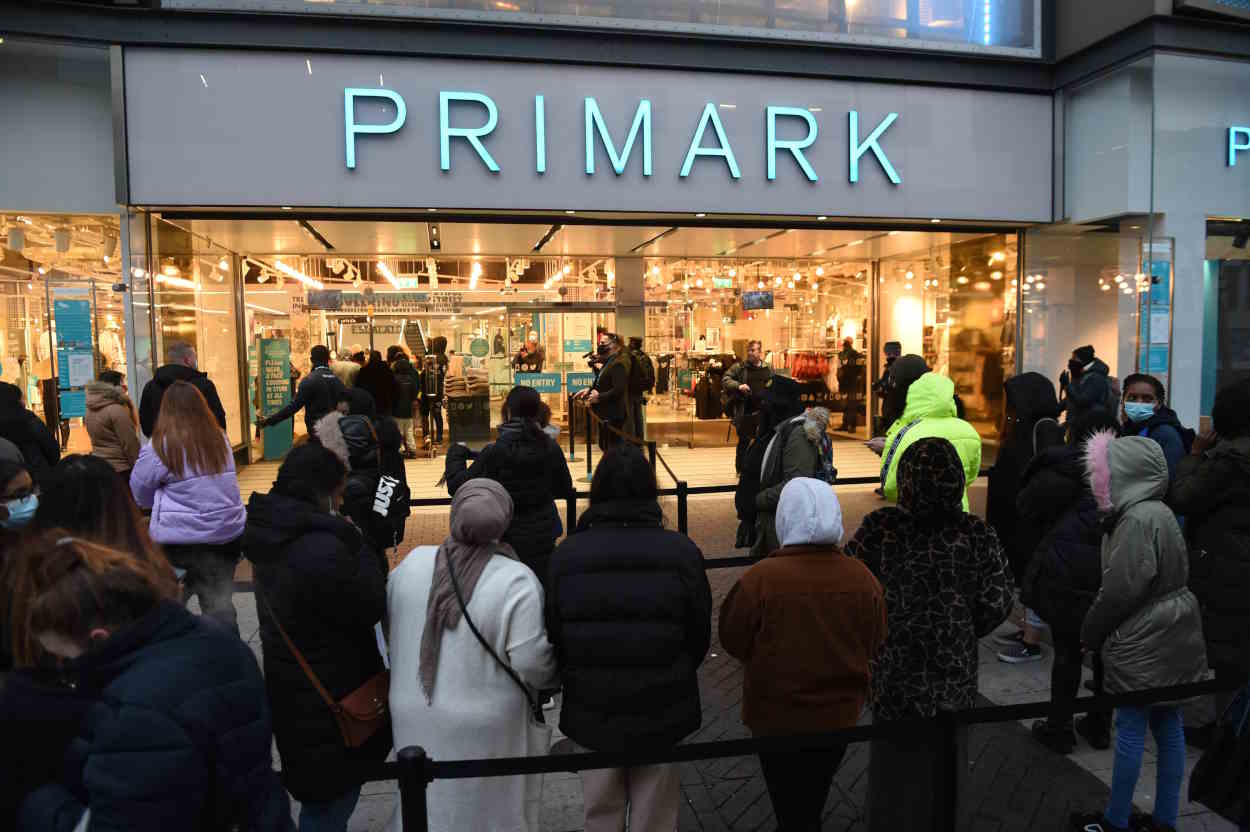 Clientes haciendo cola para entrar a una tienda de Primark. EP