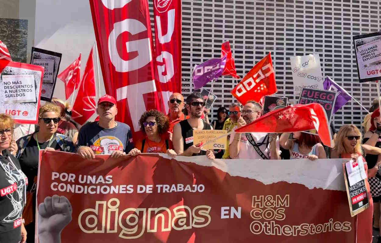 Los trabajadores de H&M se manifiestan delante de la tienda de Gran Vía en Madrid