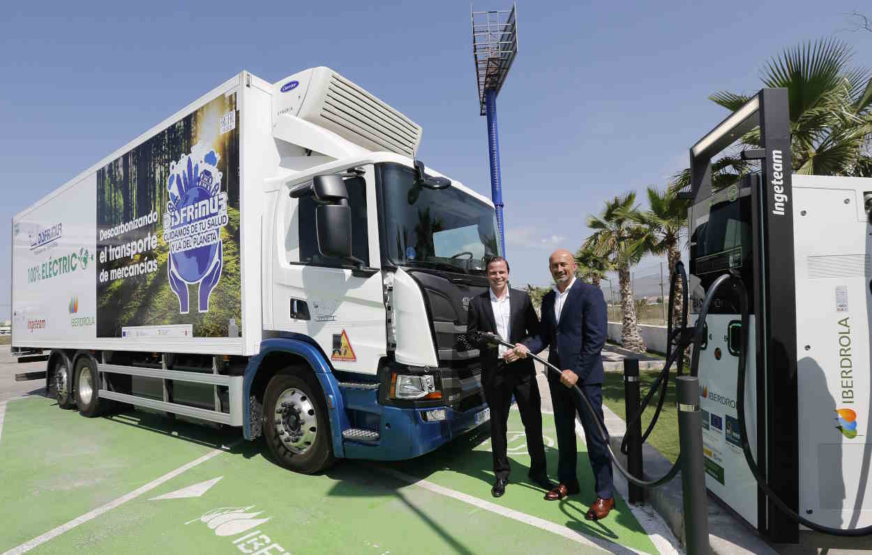 Luis Buil (Iberdrola) y Juan Sánchez (Disfrimur) en uno de los puntos de recarga para camiones ya operativos