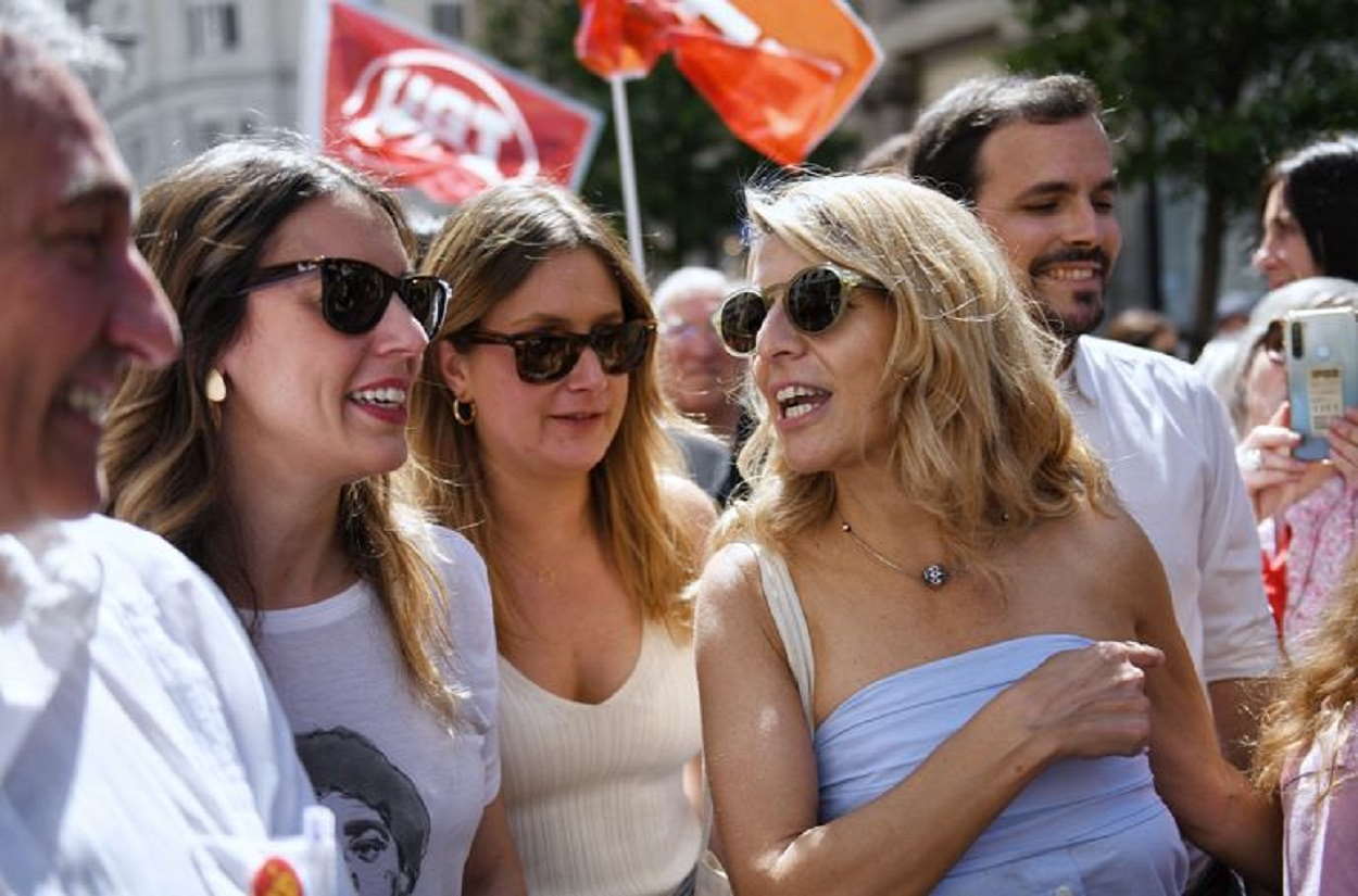 Irene Montero (i), Alejandra Jacinto y Yolanda Díaz (d). EP