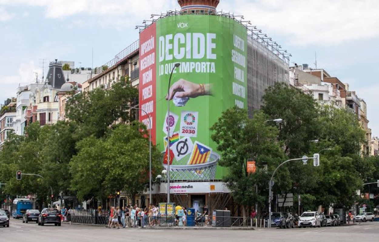 Lona del odio de Vox, desplegada en la calle Alcalá de Madrid