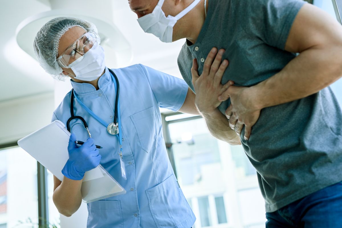Una enfermera atiende a un paciente con una dolencia cardiovascular