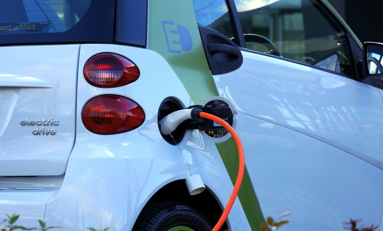 El Gobierno aprueba este martes una deducción del IRPF para la compra de coches eléctricos. EP.
