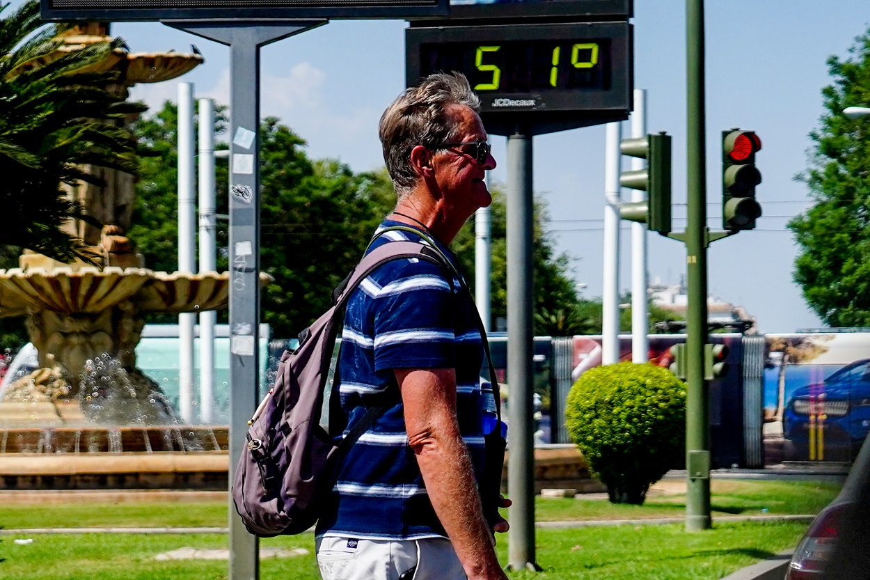 Un termómetro situado en el Prado, marca 51 grados, a 26 de junio del 2023 en Sevilla. EP 