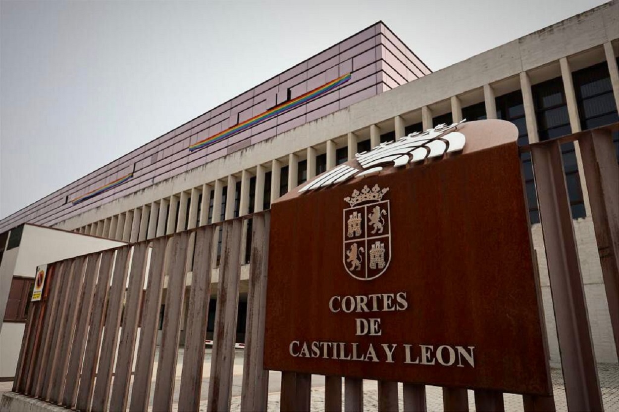 La pancarta arcoíris en los balcones del PSOE en las Cortes de Castilla y León. PSOECYL