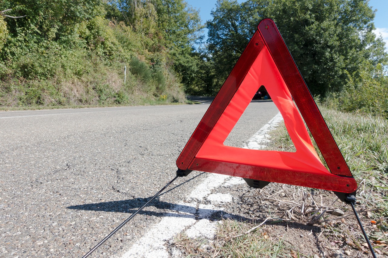 Imagen de recurso de un triángulo de emergencia en una carretera. Pixabay.