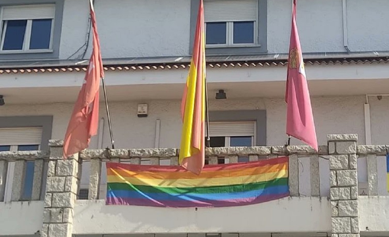 PP y Vox retiran la bandera del Orgullo de un Ayuntamiento madrileño