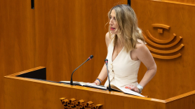 La presidenta del PP de Extremadura, María Guardiola, durante su juramento como diputada en la constitución de la Asamblea de Extremadura, a 20 de junio de 2023. EP.