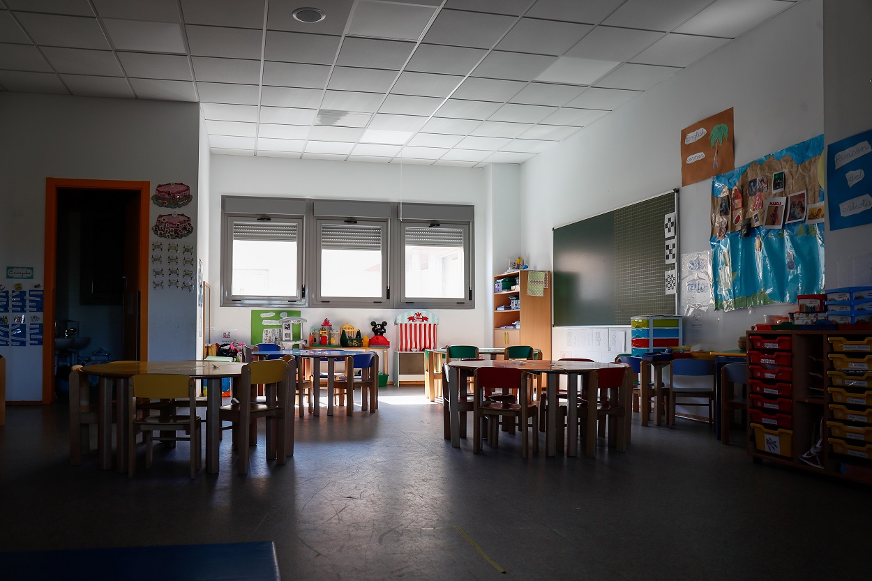 Sillas y mesas de un aula en el interior de un colegio. Europa Press