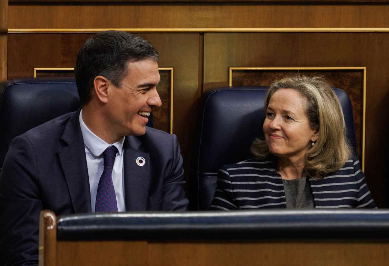 El presidente del Gobierno, Pedro Sánchez, y la vicepresidenta de Asuntos Económicos, Nadia Calviño, en el Congreso de los Diputados. EP