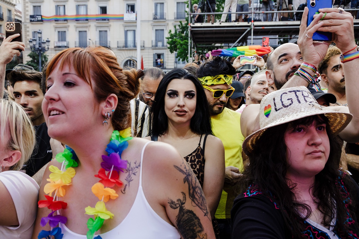 Varias personas durante el Pregón del Orgullo 2023 en la Plaza Pedro Zerolo. Carlos Luján / Europa Press