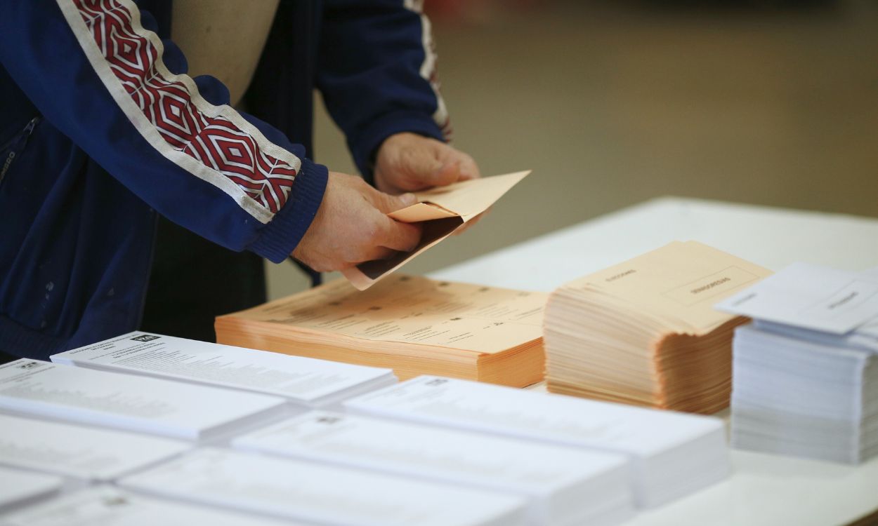 Imagen de recurso de un ciudadano ejerciendo derecho a voto. EP