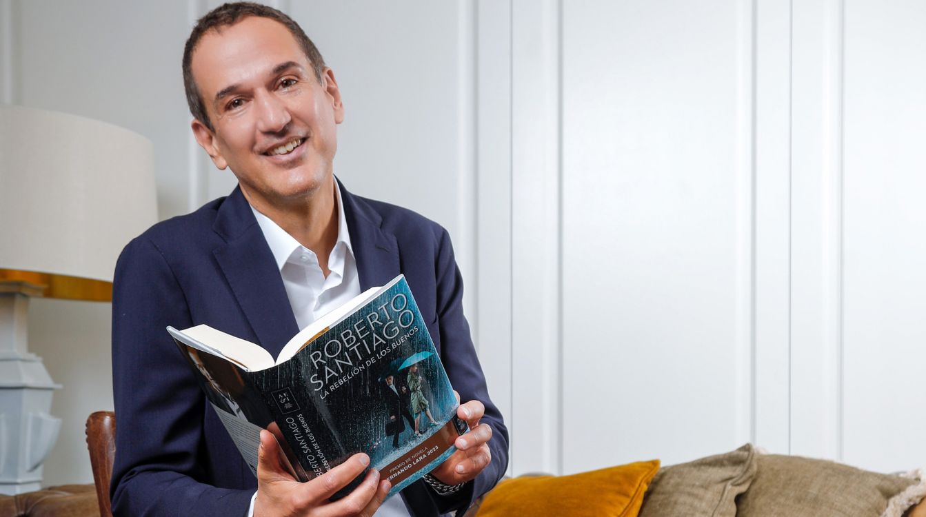 Roberto Santiago ha ganado el premio Fernando Lara 2023 por la novela negra 'La rebelión de los buenos', un thriller que se adentra en las cloacas de la industria farmacéutica. (Foto: Javier Ocaña / Planeta)