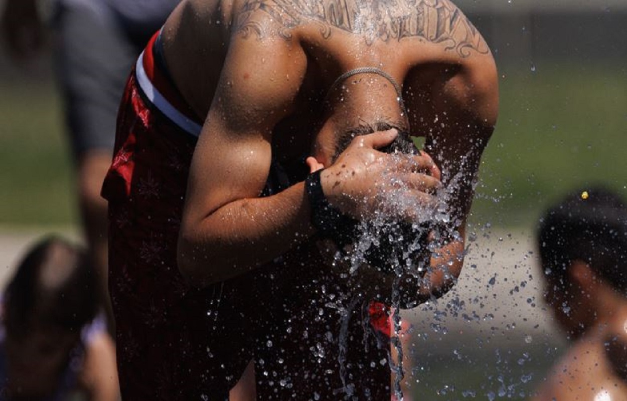 Un chico se refresca en Madrid Río a fecha de junio 2023. EP