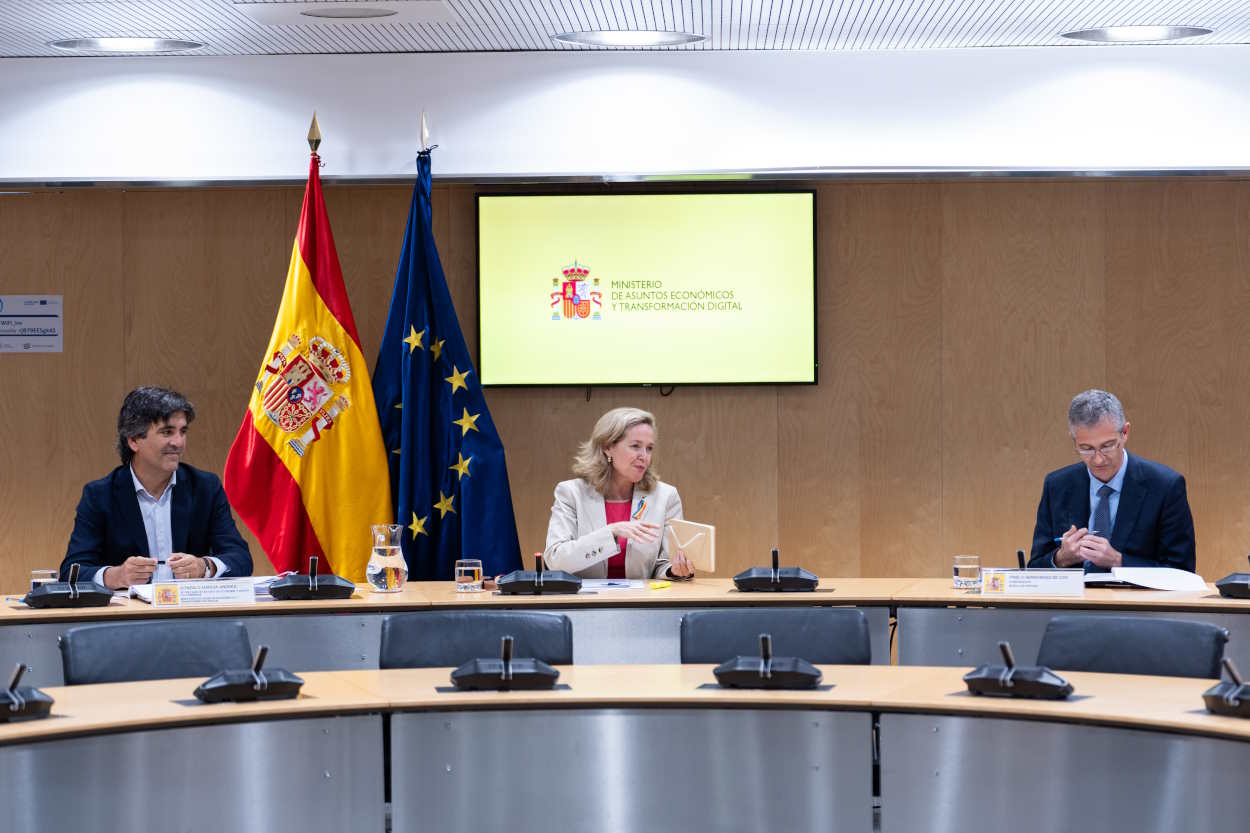 El secretario de Estado de Economía, Gonzalo García Andrés; la vicepresidenta económica, Nadia Calviño, y el gobernador del Banco de España, Pablo Hernández de Cos