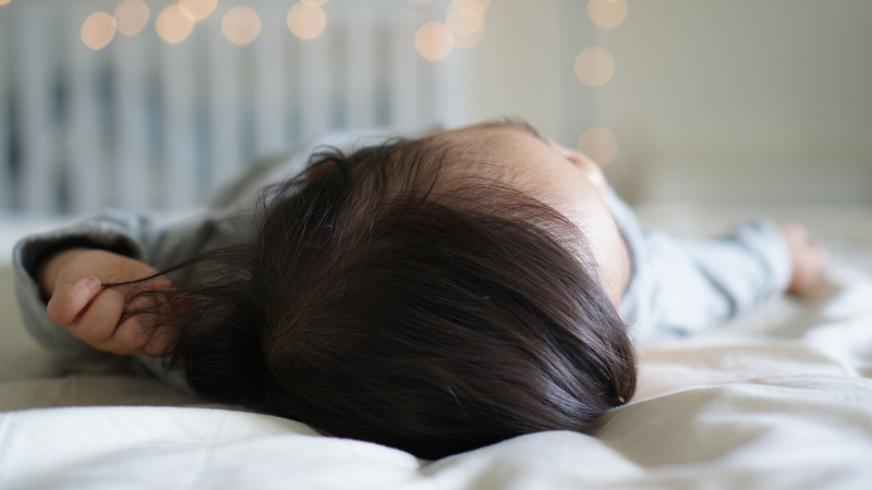 Niño durmiendo en una cuna. EUROPA PRESS