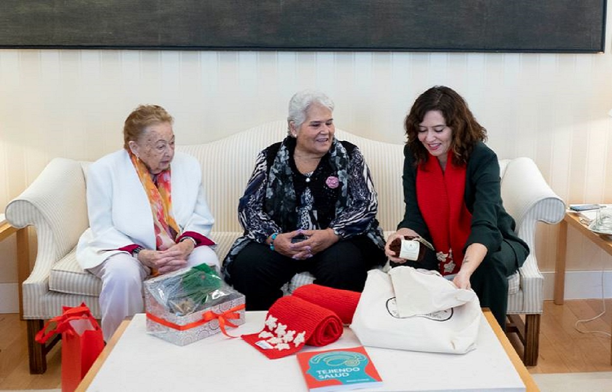 La presidenta de la Comunidad de Madrid, Isabel Díaz Ayuso, con usuarias de la residencia de mayores Amavir Nuestra Casa