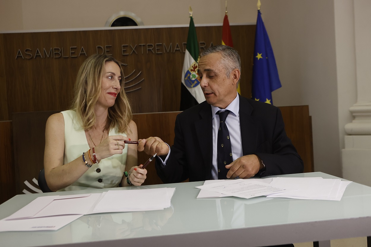 La presidenta del PP de Extremadura, María Guardiola y el portavoz de Vox en la Asamblea de Extremadura, Ángel Pelayo Gordillo, durante la firma del acuerdo entre PP y Vox para gobernar en coalición Extremadura. EP.