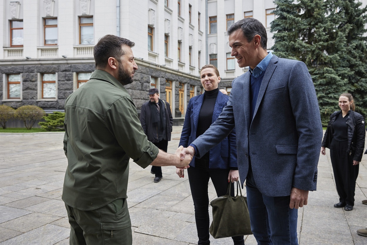 Volodimir Zelenski (izquierda) y Pedro Sánchez, en una imagen de archivo. EP.